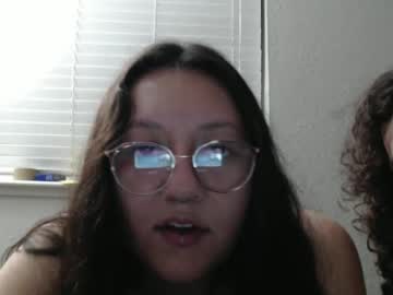 couple
        peachiestallion cam image #22003