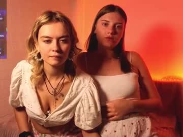 couple Cam Girls Live with lookygood