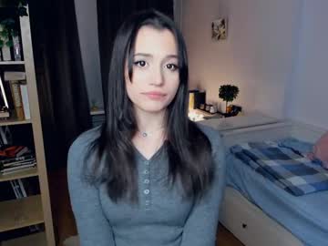 girl
        keti_bunny cam image #19675