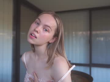 girl
        bibi_it_is cam image #840