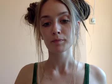 girl
        dalia_peach cam image #11284